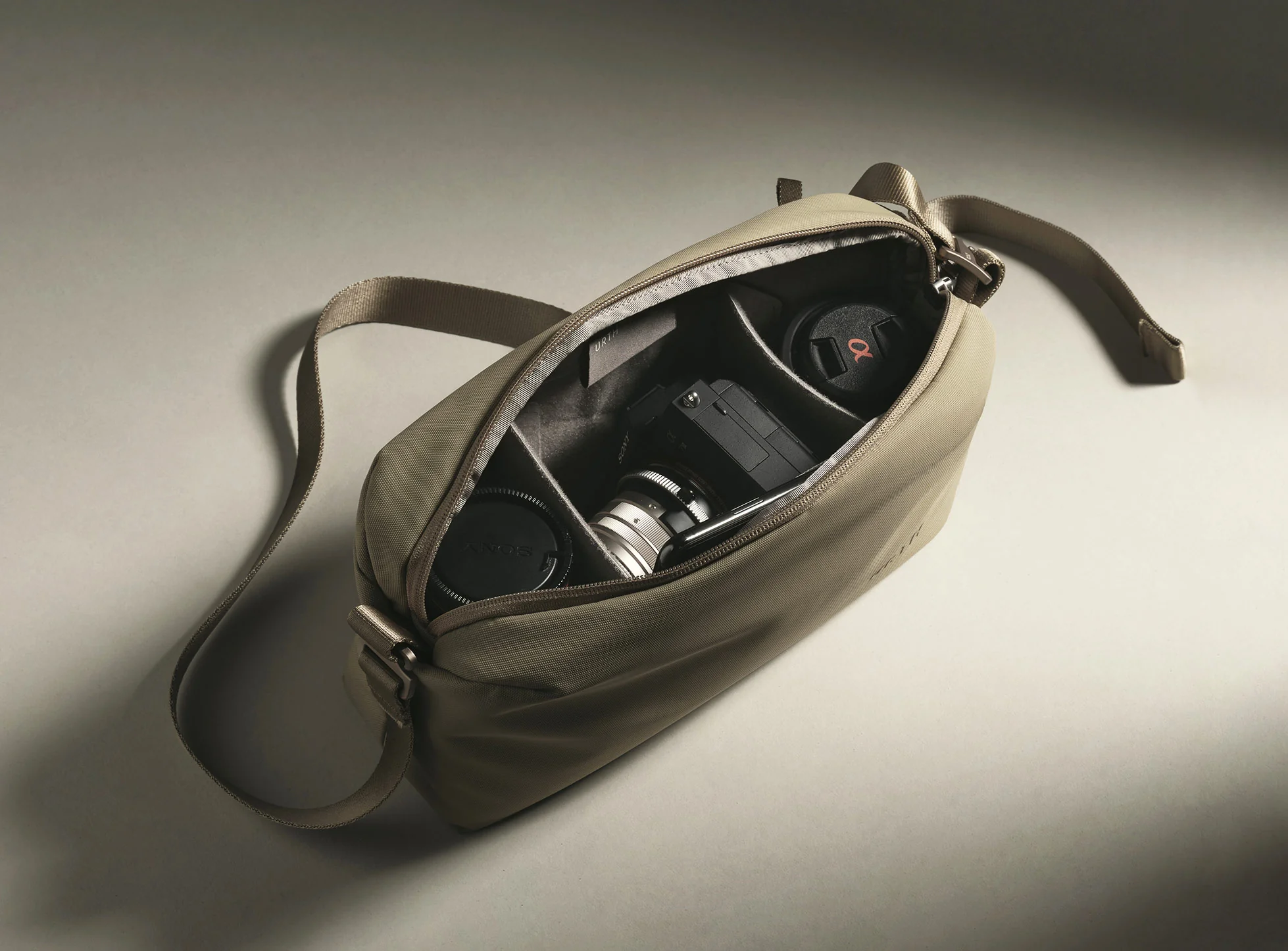 Urth Dolomite Sling to świetna, stylowa torba idealna na wakacje i nie tylko.