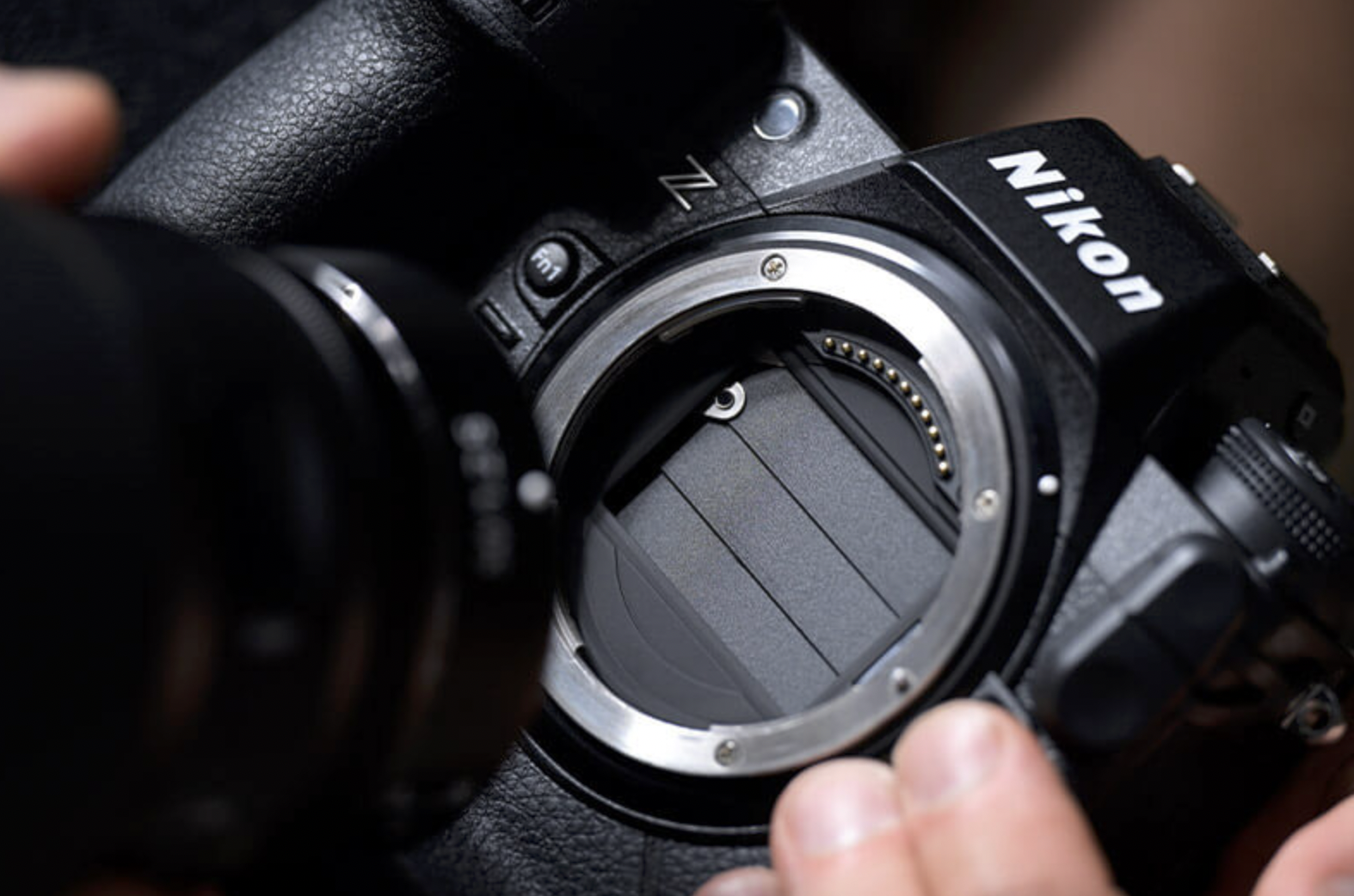Nikon Z9 nie ma mechanicznej migawki, a jedynie przesłonę, która ma chornić matrycę w czasie spoczynku. 