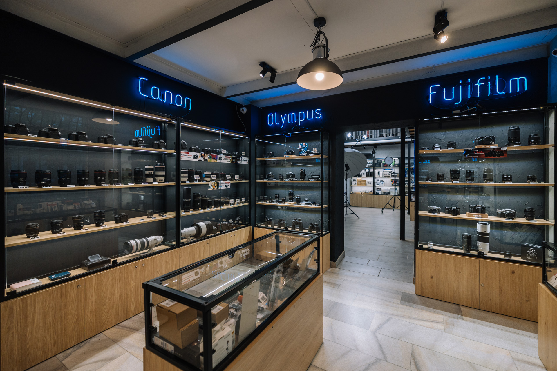 Renomowany, autoryzowany sklep ma pełną ofertę sprzętów z różnych marek, ale z pełną gwarancją producenta w Polsce. Na zdjęciu warszawski salon sklepu Fotoforma. Fot. Krzysztof Basel.