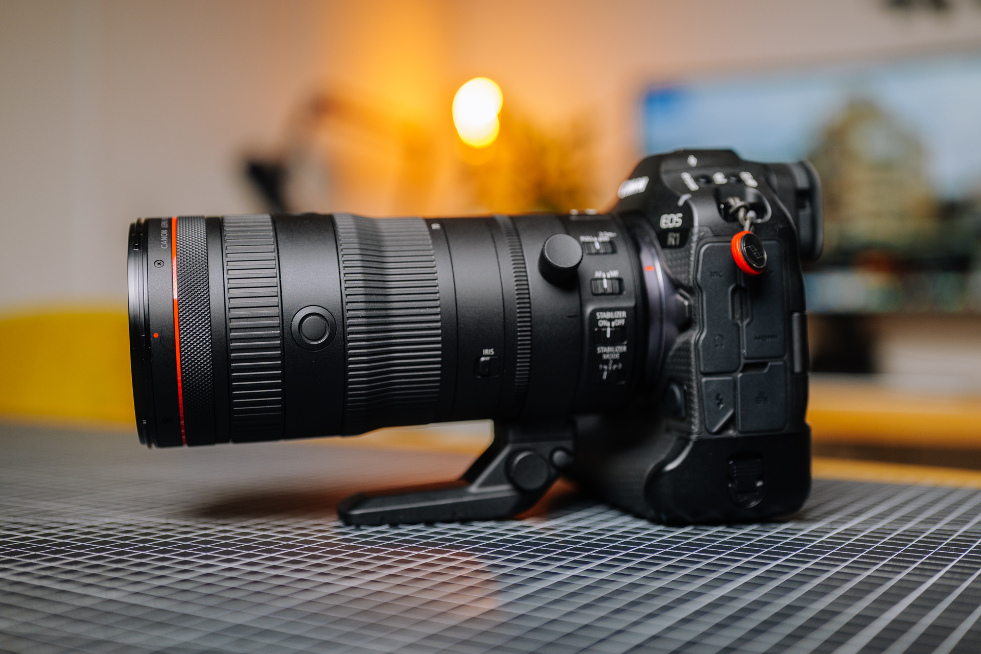 Obiektyw Canon RF 702-00 mm f/2.8 ma niemal identyczne rozmiary i konstrukcję zewnętrzną jak RF 24-105 mm f/2.8.
