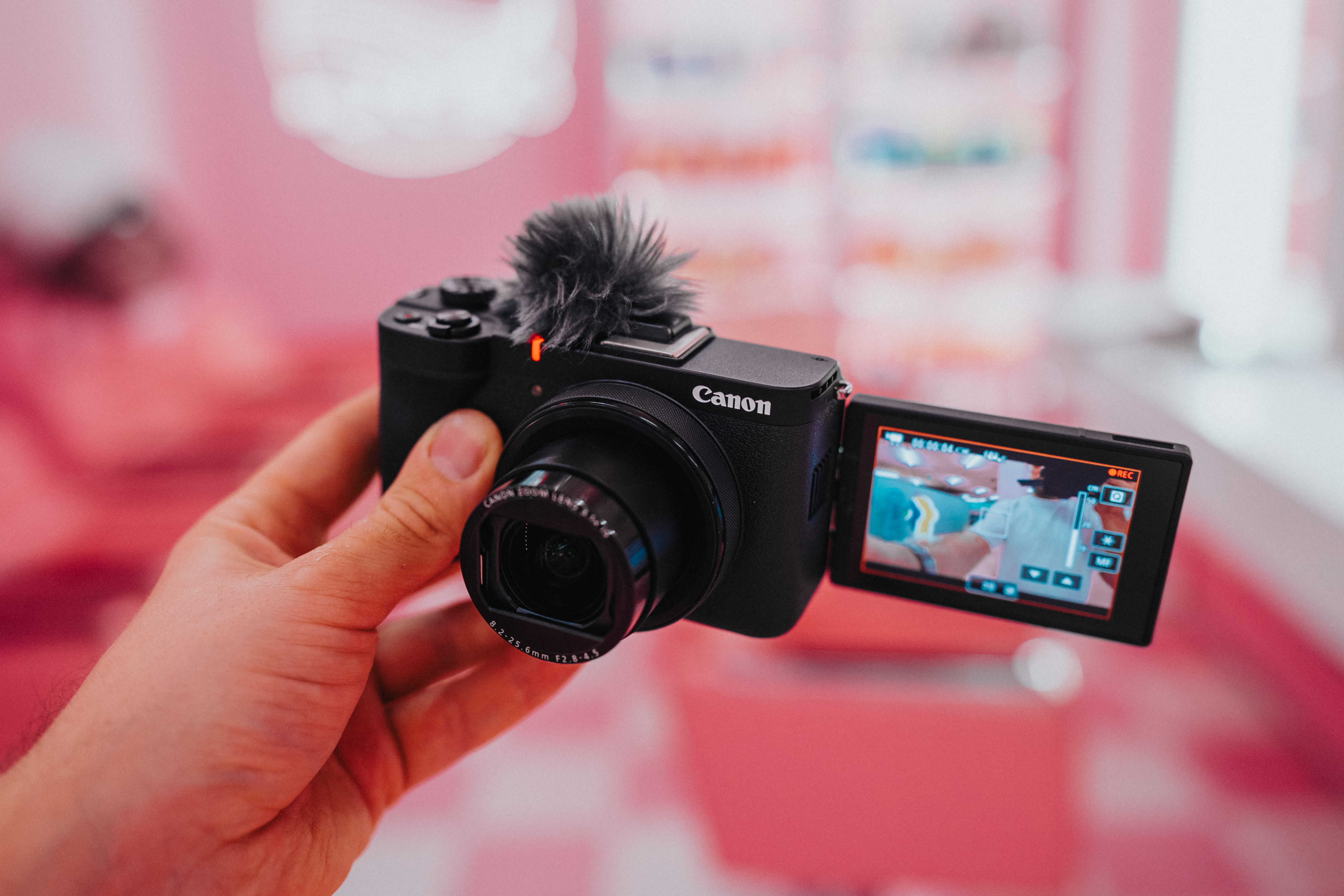 Canon PowerShot V1 to idealny aparat dla początkującego twórcy wideo