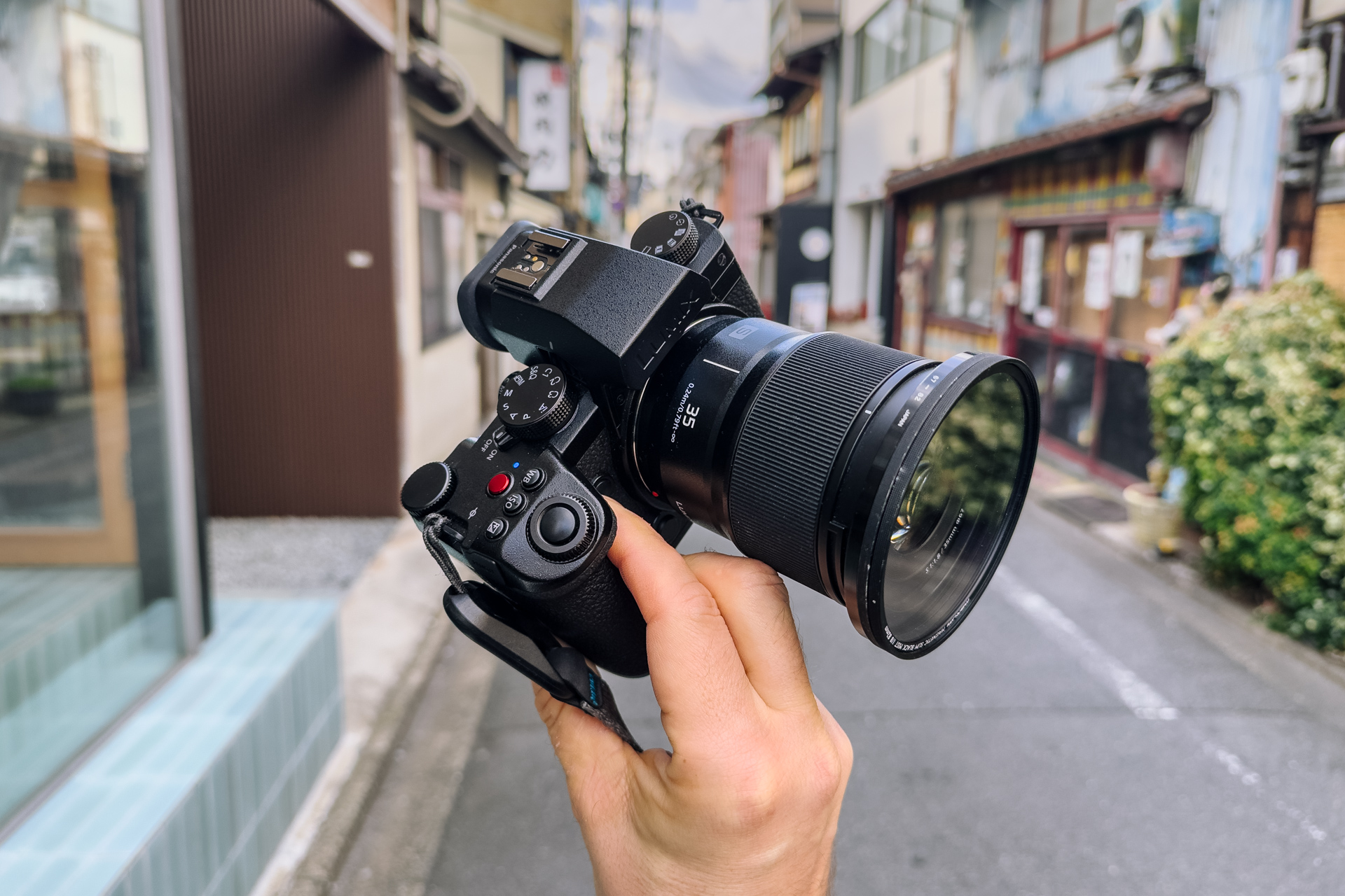 Rejestrując nowy sprzęt po zakupie, na przykład aparaty marki Panasonic Lumix, możesz za darmo przedłużyć okres gwarancji nawet do 5 lat. Fot. Krzysztof Basel.