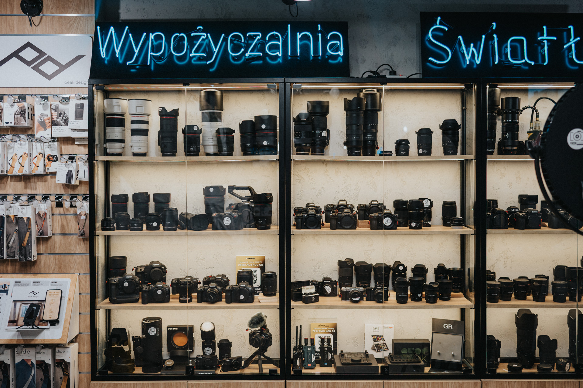 Wypożyczalnia sprzętu foto i wideo Fotoforma Rent znajduje się w salonie sklepu Fotoforma przy ul. Andersa 21 w Warszawie. 
