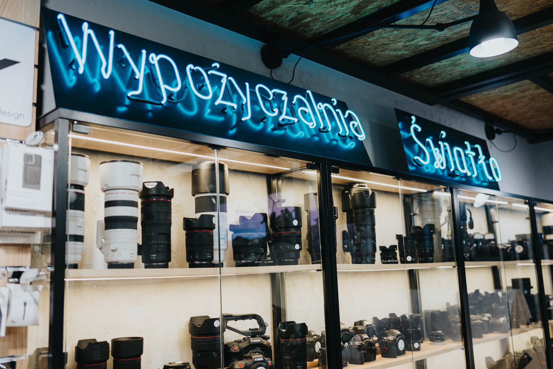 Wypożyczalni sprzętu foto i wideo Fotoforma Rent znajduje się w salonie Fotoforma przy ul. Andersa 21 w Warszawie. Fot. Krzysztof Basel.