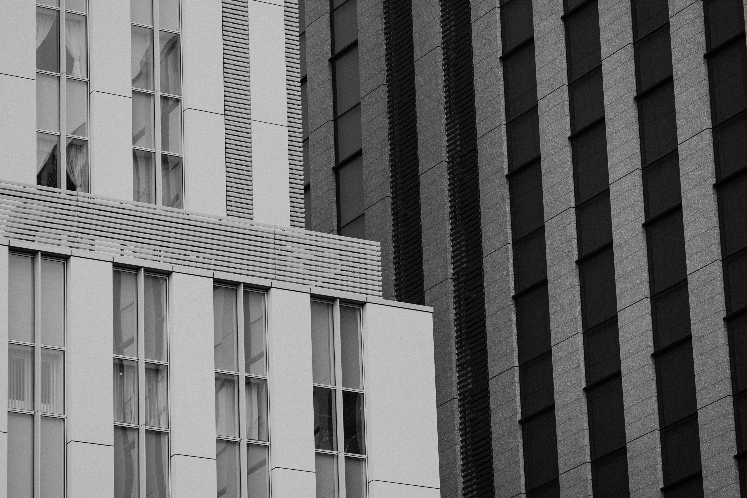 Jedną z technik zabawy formą jest poszukiwanie symetrii, ciekawych kształtów, linii czy faktur w otaczającej nas rzeczywistości. Warto mieć aparat zawsze przy sobie i pracować nad postrzeganiem świata w inny sposób. Fot. KB.