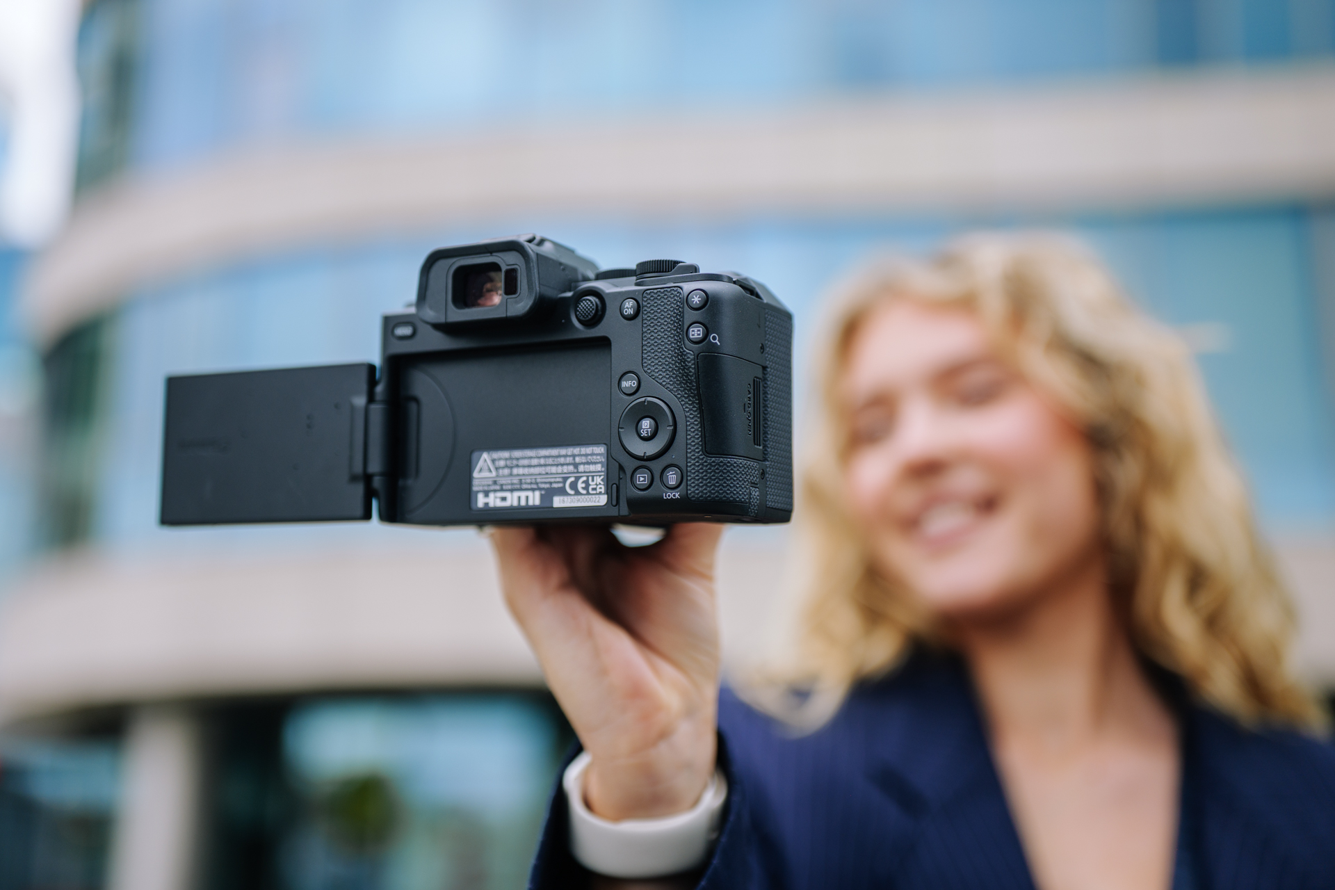 Canon EOS R8 II ma zupełnie nowy korpus z joystickiem, świetnym wizjerem odchylanym, obracanym ekranem. Fot. KB.