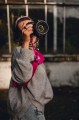 szelka-fotograficzna-do-aparatu-fuksjowy-welur-pasek-do-lustrzanki-welurowy_03.jpeg