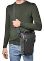Camera-Holster-Manfrotto- Advanced-2_MB MA2-H-L_use01.jpg