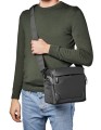 Camera-Shoulder Bag-Manfrotto- Advanced-2_MB MA2-SB-L_use01.jpg