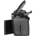 Lustrzanka Canon EOS 77D Body poręczny.jpg