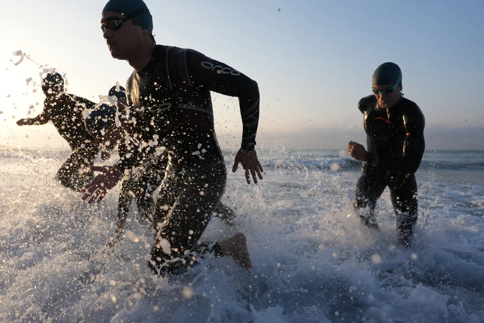 Triathloniści wbiegający do wody
