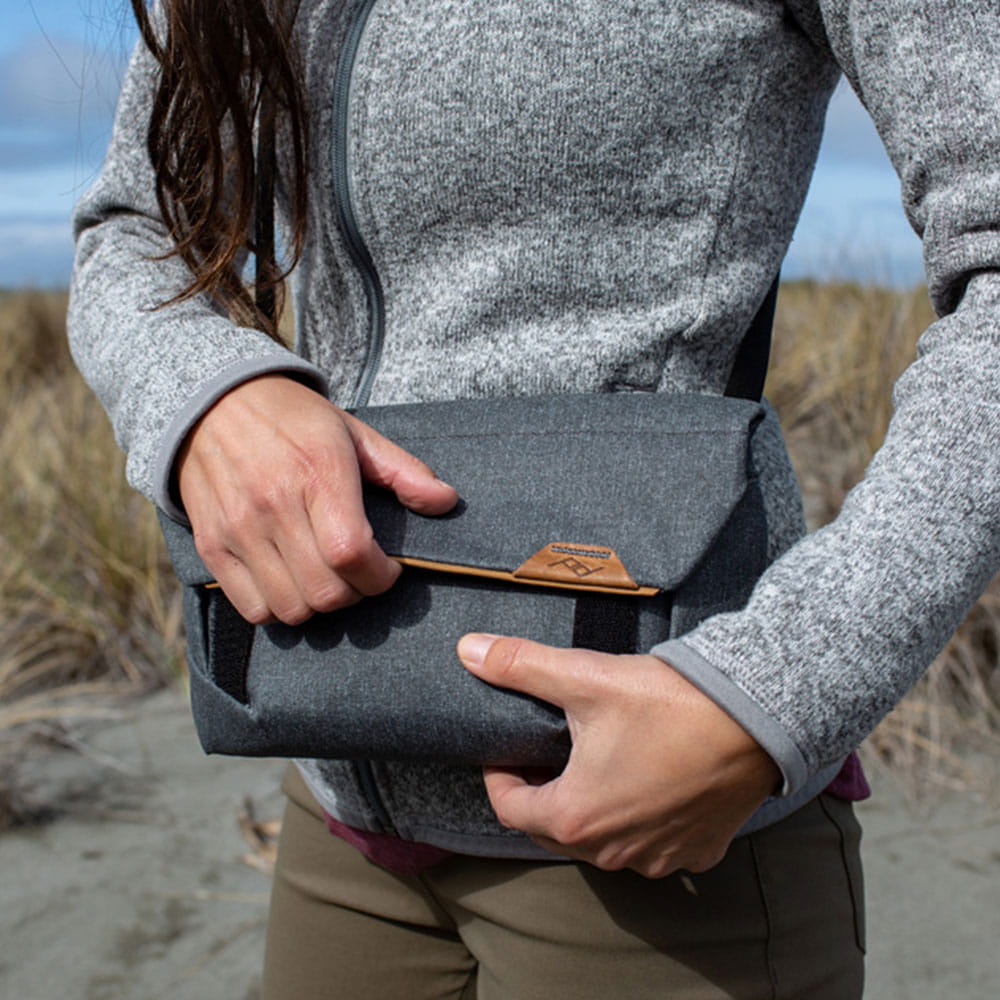  Torba Peak Design Field Pouch V2 z paskiem Grafitowa