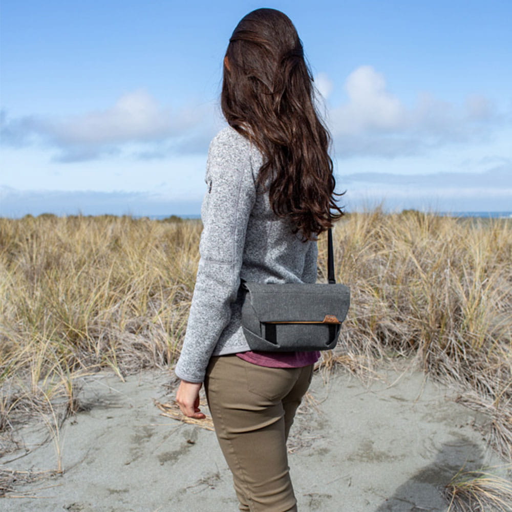  Torba Peak Design Field Pouch V2 z paskiem Grafitowa