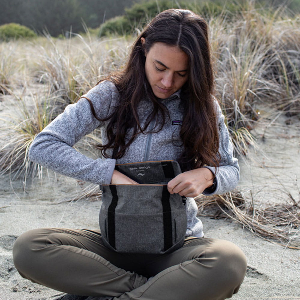  Torba Peak Design Field Pouch V2 z paskiem Grafitowa