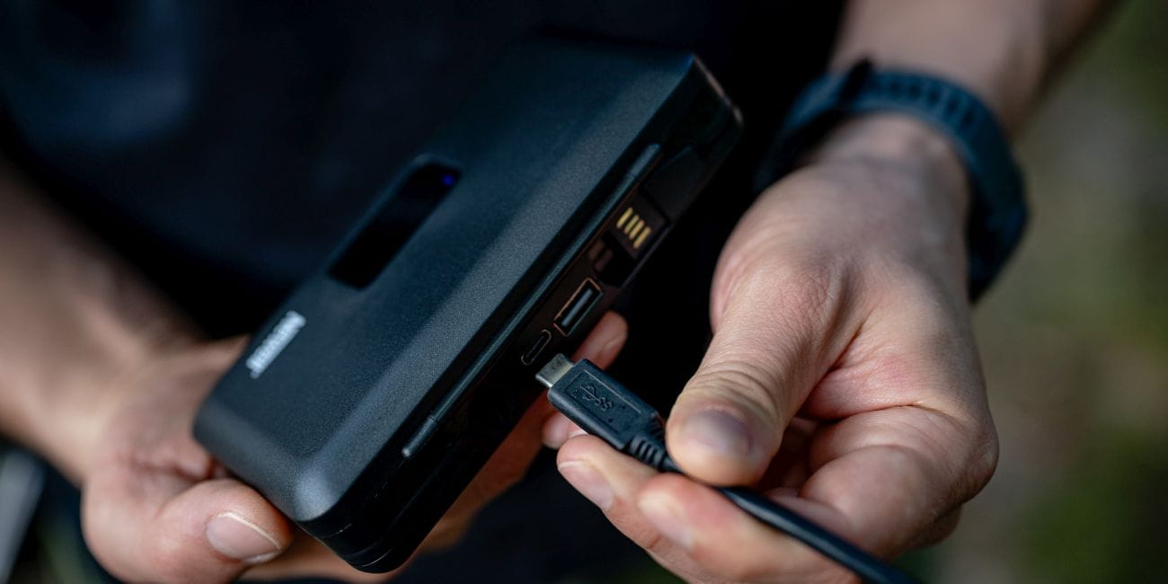 ładowarka dwukanałowa newell lcd z funkcją power banku i czytnikiem kart sd do akumulatorów