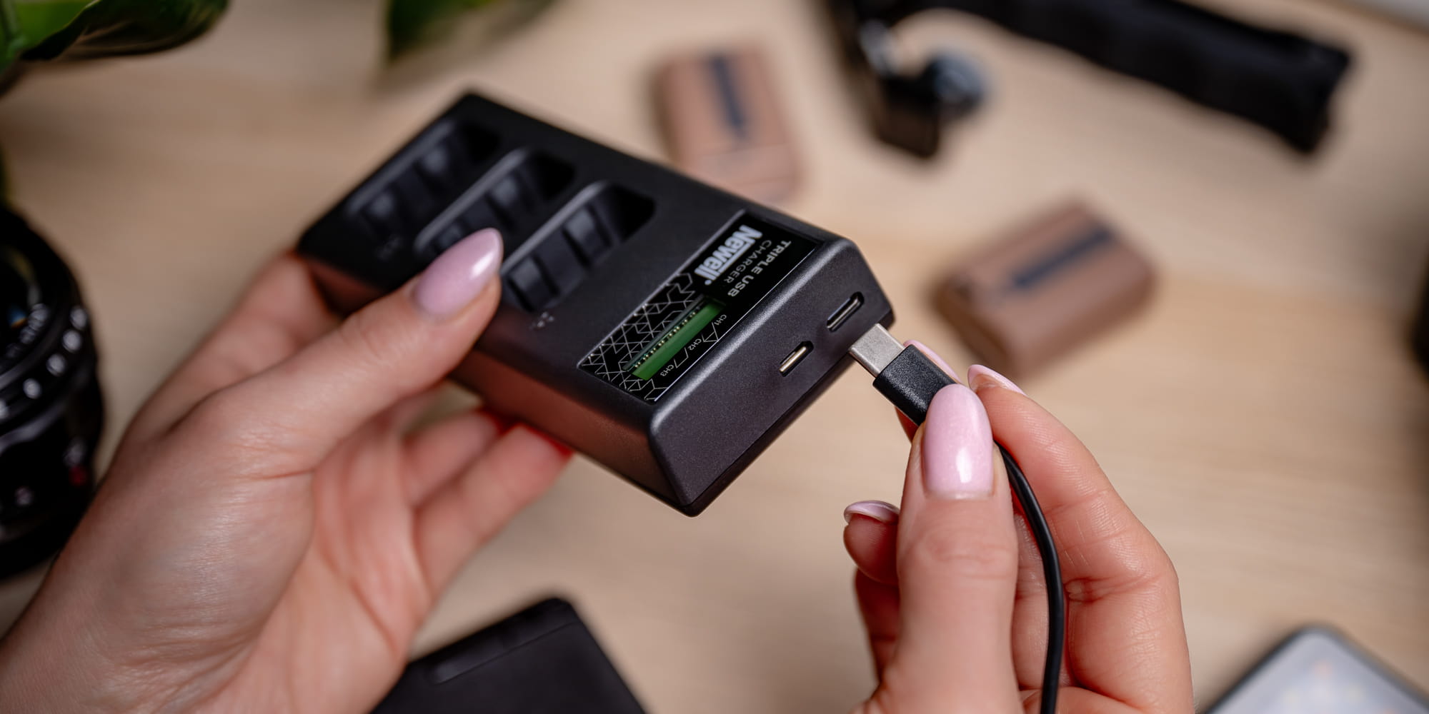 ładowarka trzykanałowa newell cd-usb-c do akumulatorów np-fw50 do sony