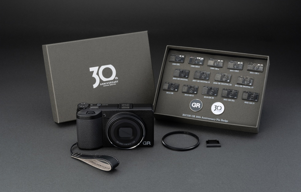 Aparat cyfrowy Ricoh GR IV 30th Anniversary Edition Kit