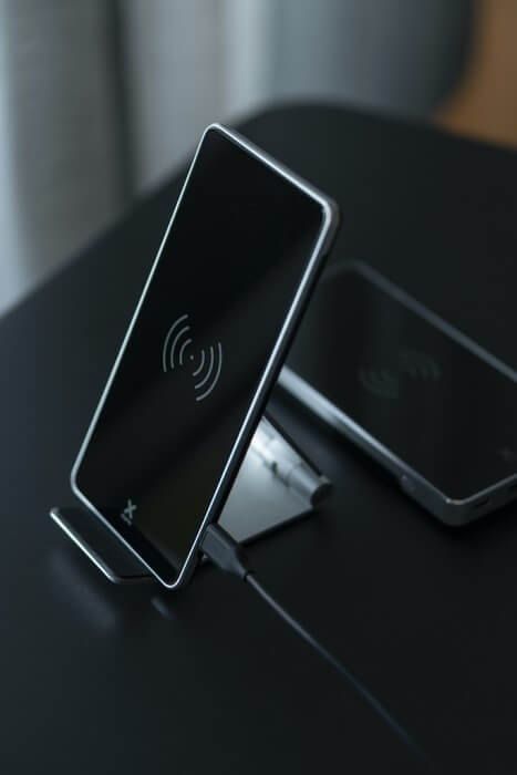 Ładowarka XTORM DESIGN Delta Stand indukcyjny Qi 15W