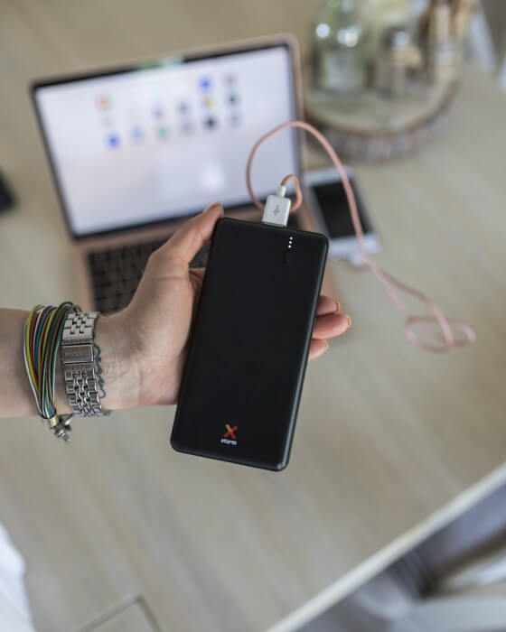 Powerbank bezprzewodowy XTORM Essence Black 6000 mAh