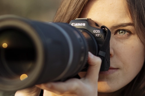 Przewodnik po funkcjonalnościach Canon EOS R7 ułatwiających fotografowanie