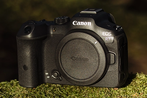 Wykorzystywanie opcji łączności w Canon EOS R7