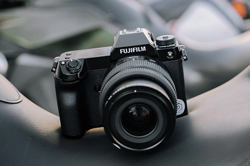 Jakie przydatne funkcje znajdują się w aparacie Fujifilm GFX 50S II?