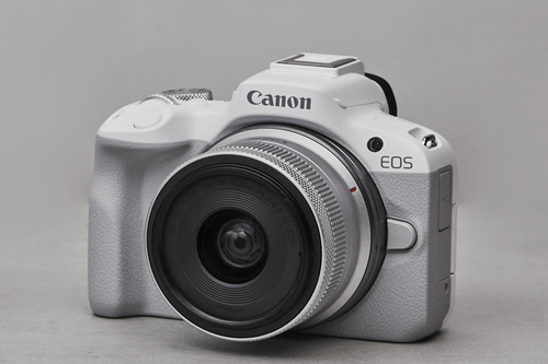 Wykorzystanie aparatu Canon EOS R50 w słabym oświetleniu – tworzenie idealnych zdjęć nocnych