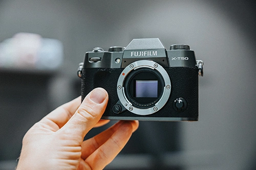 Jakie przydatne funkcje znajdują się w Fujifilm X-T50?