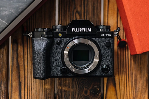 Funkcjonalność aparatu Fujifilm X-T5 w lekkim i kompaktowym korpusie