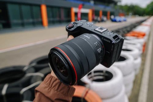Canon R6 V i RF 20-50 mm f/4 – duet idealny dla twórców wideo?