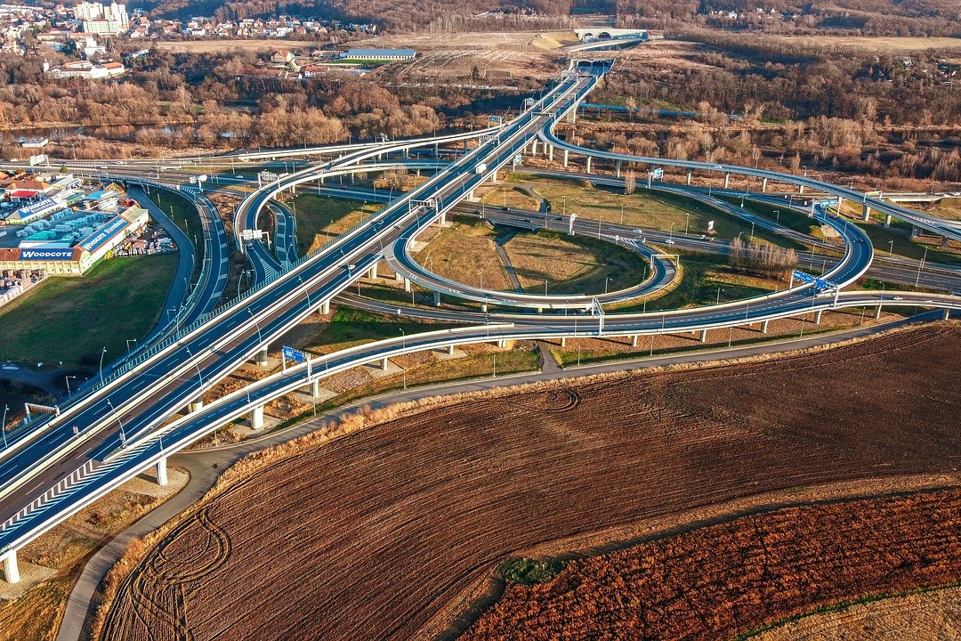Jakie są zasady dobrej kompozycji kadru podczas filmowania dronem?