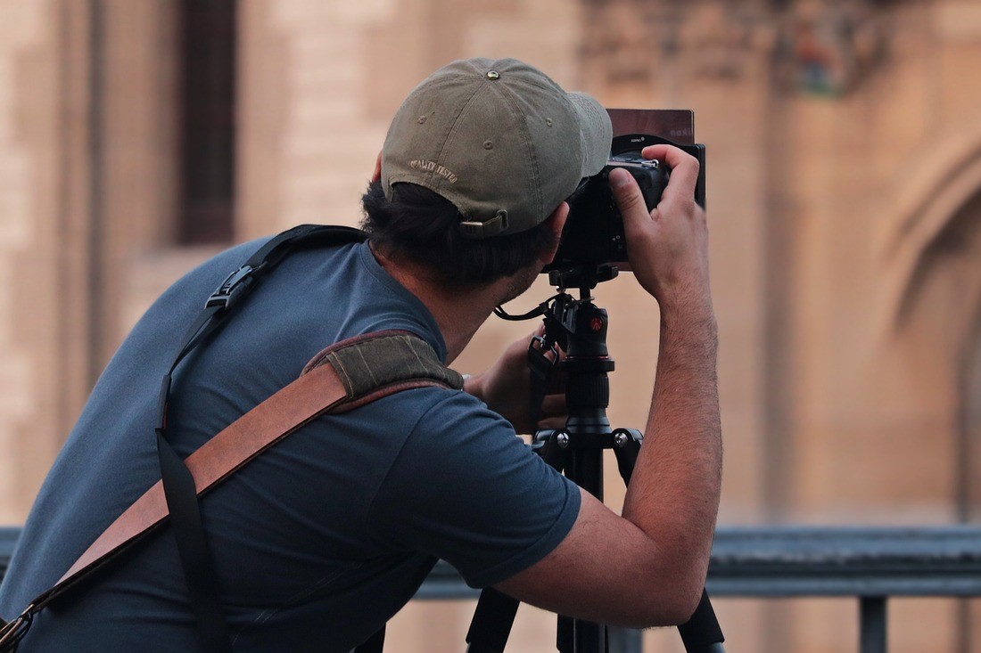 Słoneczne kadry – jak wykorzystać naturalne światło w letniej fotografii?